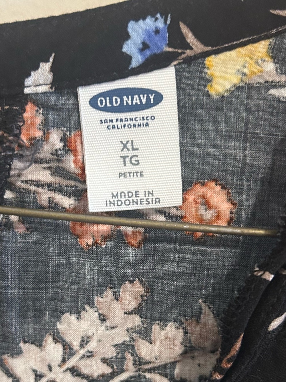 Old Navy Black Floral V-Neck Sleeveless Camisole - Picture 3 of 4